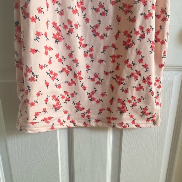 Pink mini dress with flowers all over. Size medium with a bow in the front. - Picture 9 of 10